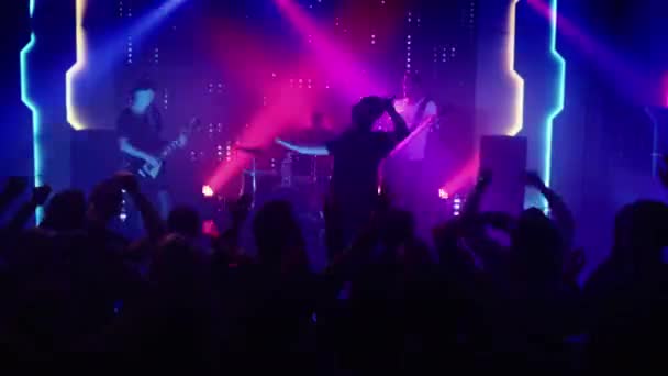 Rock Band gra na scenie w klubie — Wideo stockowe