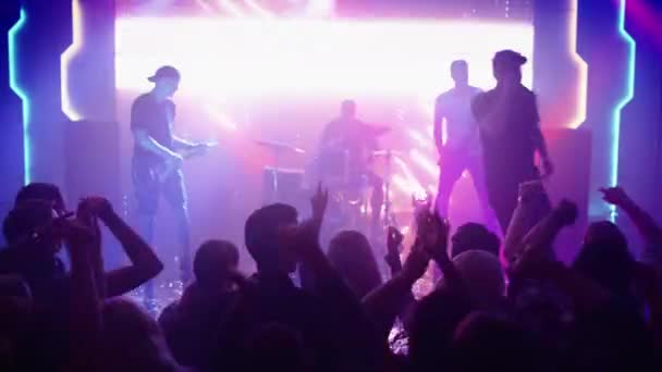 Rock Band hraje na pódiu v klubu — Stock video
