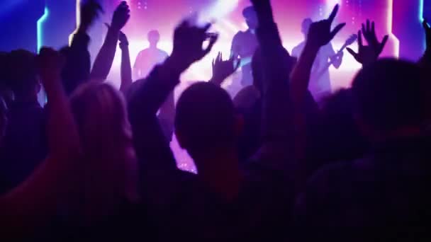 Banda de rock tocando no palco no clube — Vídeo de Stock