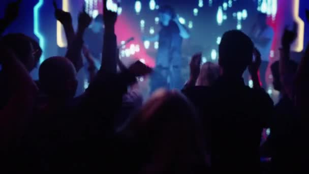Rock Band Suona sul palco nel Club — Video Stock
