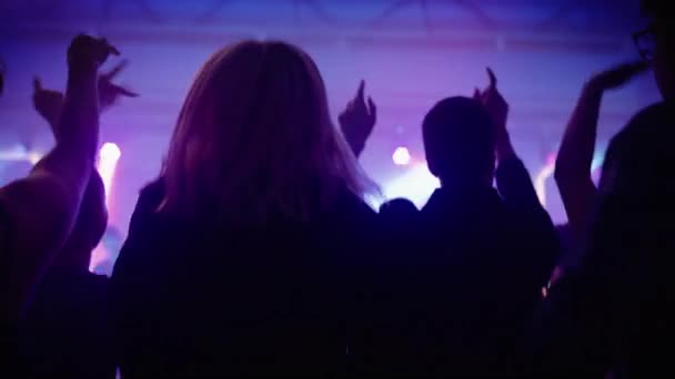 Banda de rock tocando no palco no clube — Vídeo de Stock