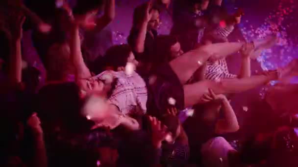 Aficionados a la música bailando en concierto de rock — Vídeo de stock