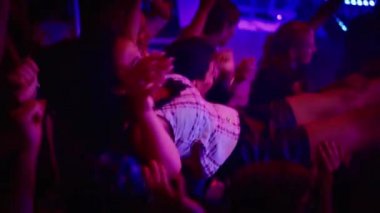 Rock Konserinde Müzik Hayranları Dans Ediyor