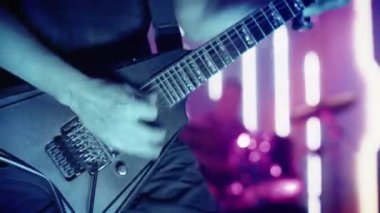 Kaya Grubu Kulüpte Sahnede Çalıyor