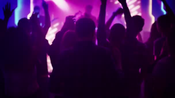 Rockband spielt auf der Bühne im Club — Stockvideo