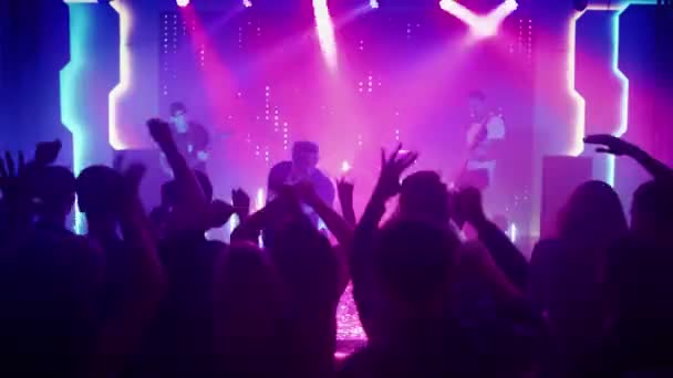 Banda de rock tocando no palco no clube — Vídeo de Stock