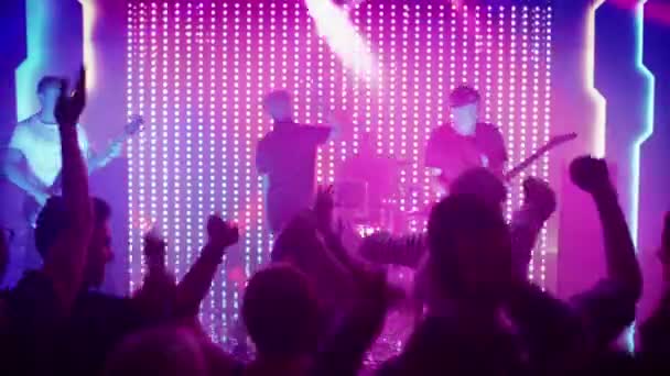 Banda de rock tocando no palco no clube — Vídeo de Stock