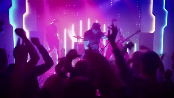 Band Rock Bermain pada Panggung di Club — Stok Video
