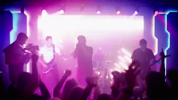 클럽 에서 무대에서 연주하는 록 밴드 — 비디오