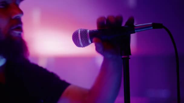 Vedoucí rockový zpěvák vystupující na pódiu — Stock video