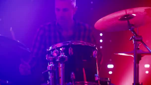 Drummer speelt op het podium — Stockvideo