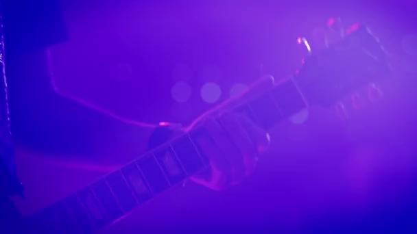 Гітарист грає на сцені — стокове відео