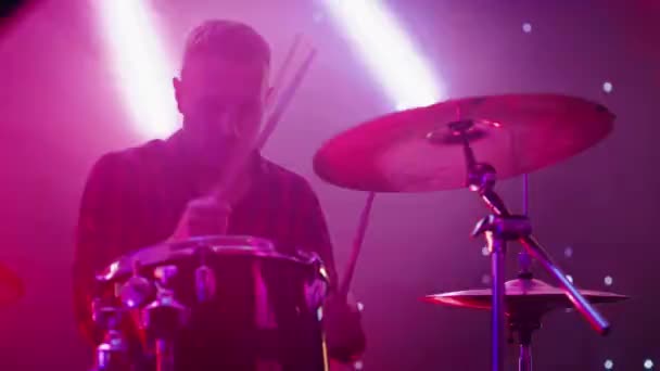 Drummer speelt op het podium — Stockvideo