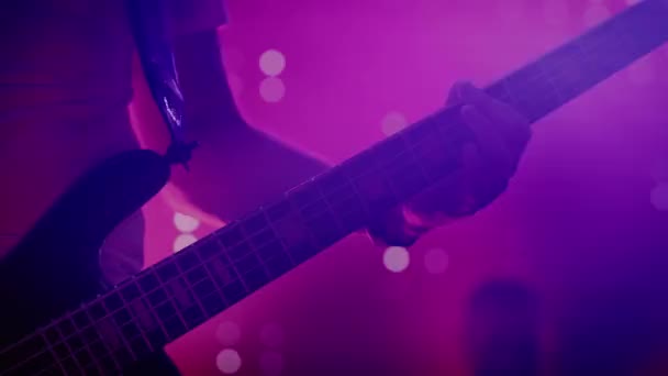 Guitarrista tocando en el escenario — Vídeo de stock