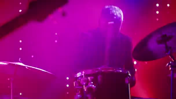 Baterista tocando no palco — Vídeo de Stock