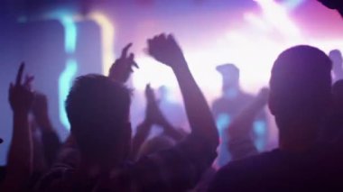 Kaya Grubu Kulüpte Sahnede Çalıyor