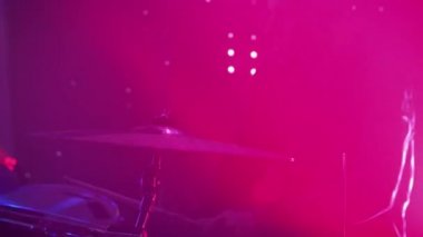 Davulcu Sahnede Çalıyor