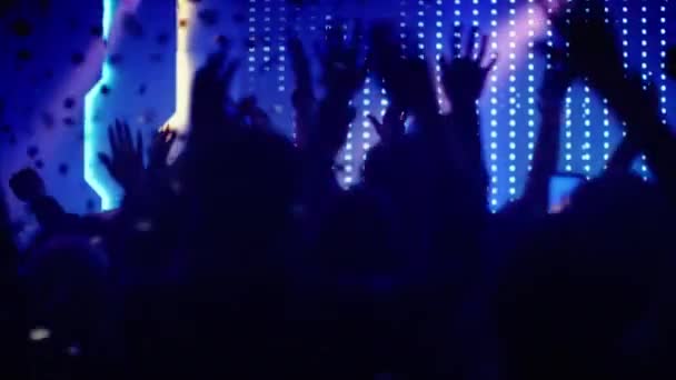 Rock Band spelen op het podium in Club — Stockvideo