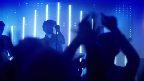 Рок-гурт грає на сцені в клубі — стокове відео