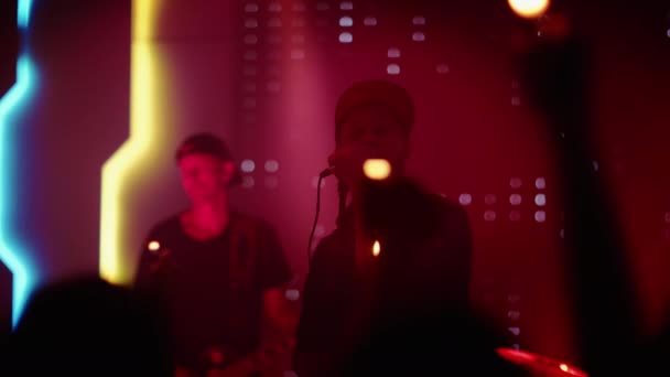 Banda de rock tocando no palco no clube — Vídeo de Stock