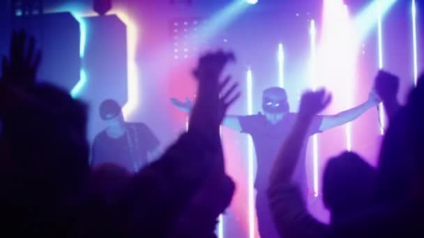 ロックバンド、クラブでステージ上で演奏 — ストック動画