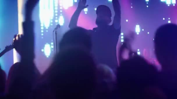 Rockband spielt auf der Bühne im Club — Stockvideo