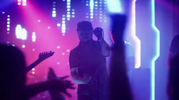 클럽 에서 무대에서 연주하는 록 밴드 — 비디오