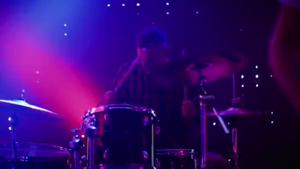 Baterista tocando no palco — Vídeo de Stock