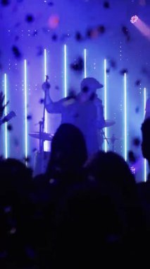 Sahnede Sahne Rock Grubu Çalıyor Kulüpte