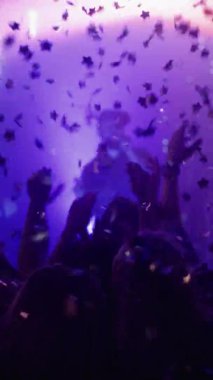 Sahnede Sahne Rock Grubu Çalıyor Kulüpte