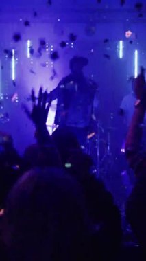 Sahnede Sahne Rock Grubu Çalıyor Kulüpte