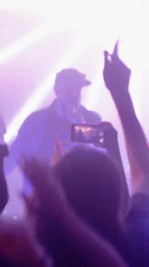 Dikey Görüntü Müzik Hayranları Rock Konserinde Mobil Kayıt Videosu