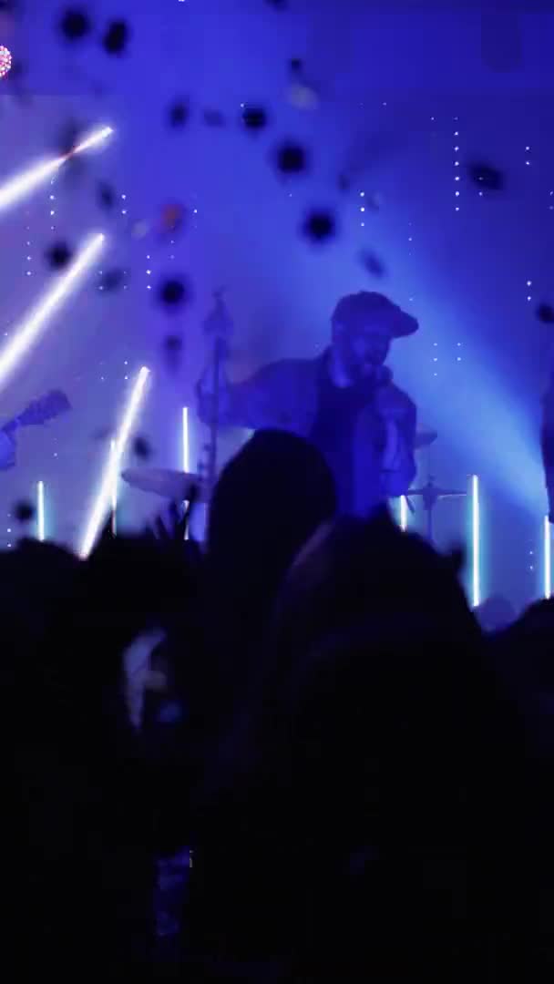 Вертикальний кліп-рок гурт грає на сцені в клубі — стокове відео