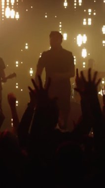 Sahnede Sahne Rock Grubu Çalıyor Kulüpte