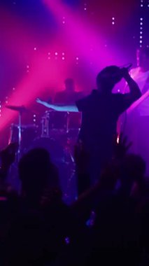 Sahnede Sahne Rock Grubu Çalıyor Kulüpte