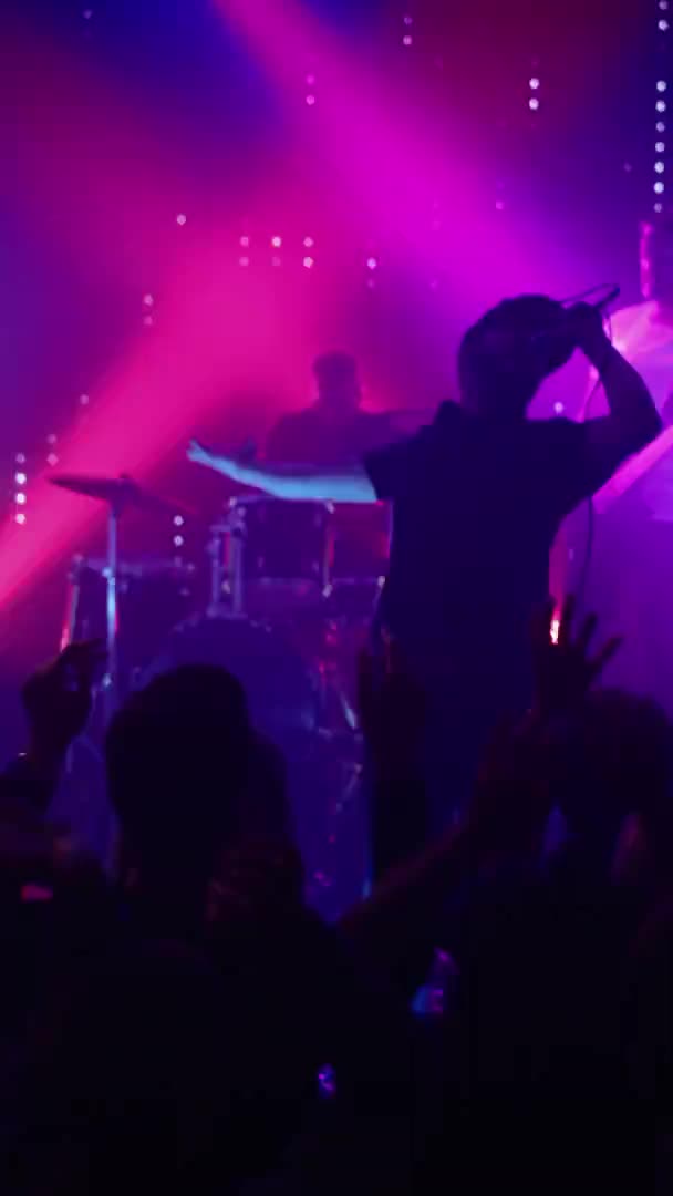 Vertical Footage Rock Band Jouer sur scène au club — Video