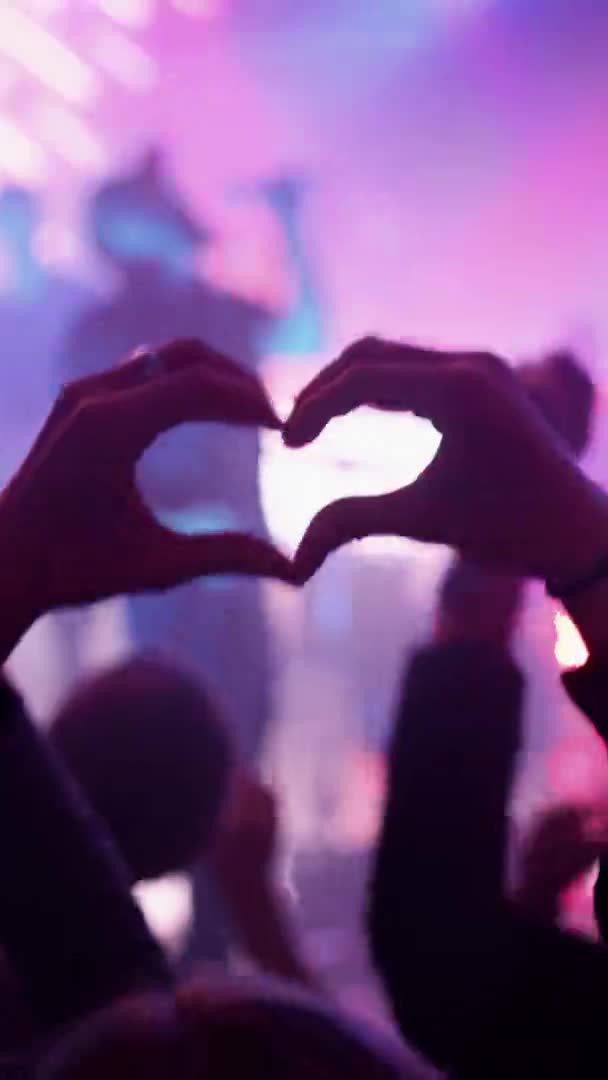 Κάθετη ταινία Heart Gesture Music Fan — Αρχείο Βίντεο