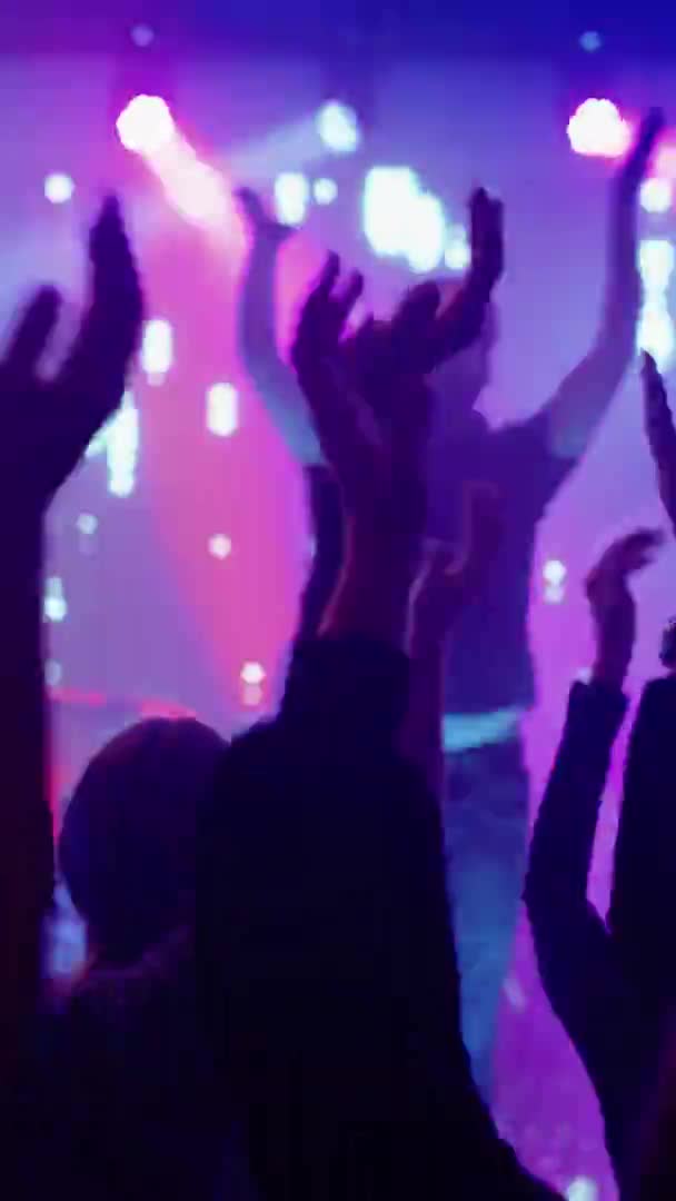 Verticale Beelden Rock Band Spelen op het podium in Club — Stockvideo