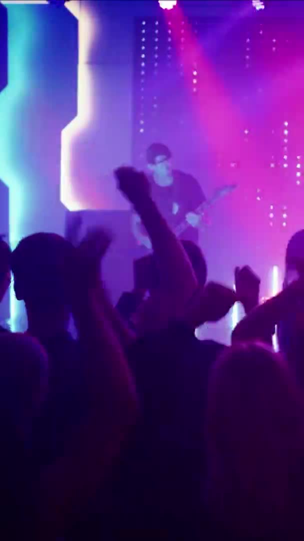 Vertikala filmer Rock Band spelar på scenen i klubben — Stockvideo