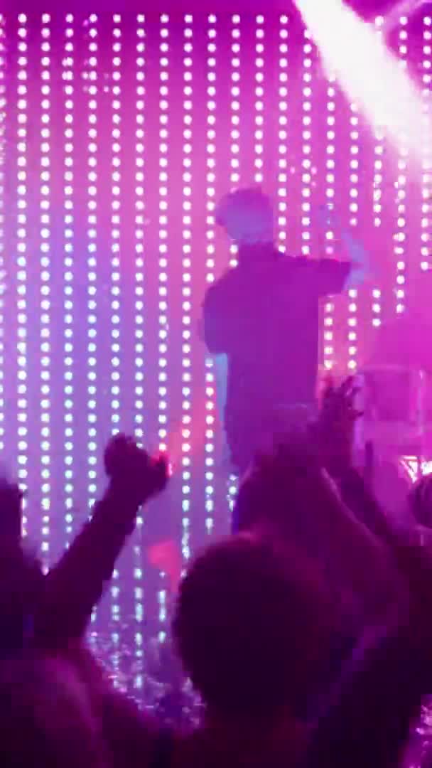 Filmagem Vertical Banda de Rock tocando no palco no clube — Vídeo de Stock