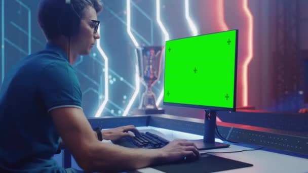 Side View Video Game Tournament Player met groene scherm weer te geven — Stockvideo