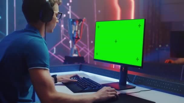 Side View Video Game Tournament Player med grön skärm Display — Stockvideo