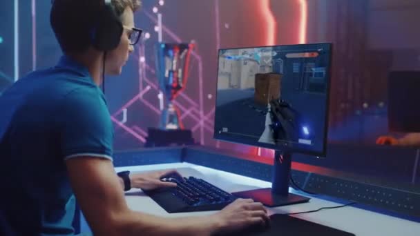 Відео ігровий турнір Gamer Граючи 3D шутер — стокове відео