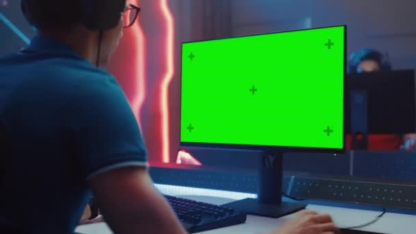 Seitenansicht Videospiel-Turnierspieler mit Green Screen-Display — Stockvideo