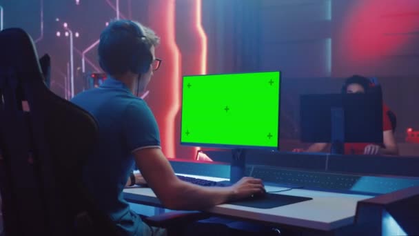 Side View Video Game Tournament Player med grön skärm Display — Stockvideo