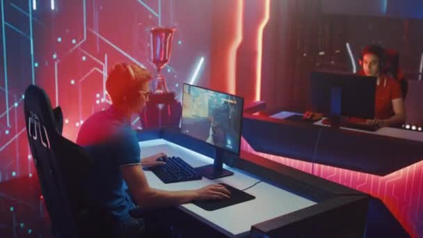 Video Game Championship twee Gamers Spelen in 3D Shooter — Stockvideo