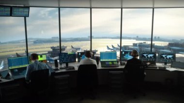 Hava Trafik Kontrol Ekibi Havalimanı Kulesi 'nde çalışıyor.