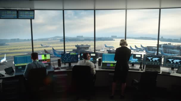 Luchtverkeersleidingsteam werkt in luchthaventoren — Stockvideo