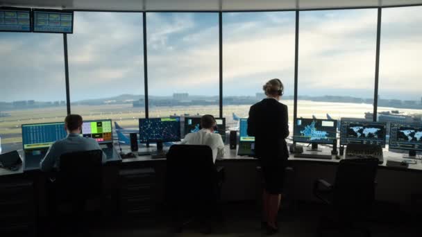 Hava Trafik Kontrol Ekibi Havalimanı Kulesi 'nde çalışıyor. — Stok video