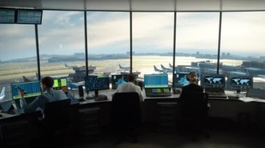 Hava Trafik Kontrol Ekibi Havalimanı Kulesi 'nde çalışıyor.